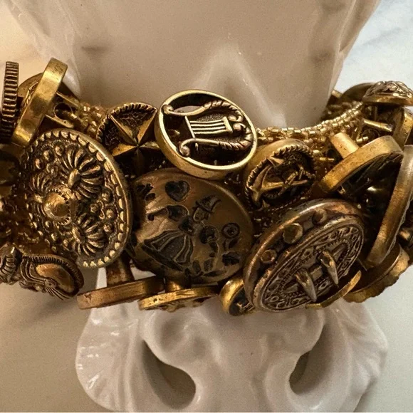 Vintage Bracelet*Stretch Goldtone Button Bracelet with Intricate Designs - Picture 6 of 8